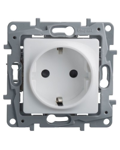 Розетка 2К+З со шторками ETIKA, белая (672222). Розетка. LegranD в Костроме